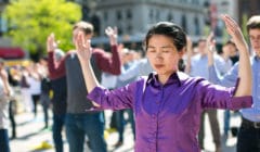 une femme pratiquant le Falun Gong