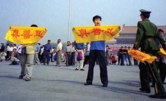Chinois brandissant des bannières place Tian'anmen