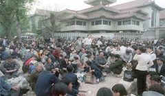 Des centaines de Chinois manifestent silencieusement le long de l'avenue Chang'an, à côté de l'enceinte des dirigeants de Zhongnanhai de Beijing, le dimanche 25 avril 1999. Des milliers de personnes ont rempli la rue pour exiger le droit de pratiquer un système de méditation connu sous le nom de Falun Gong. Il s'agit de la plus grande manifestation jamais organisée dans la capitale chinoise depuis le massacre de Tian An Men.