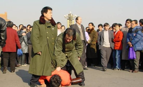 Un pratiquant de Falun Gong battu sur la place Tiananmen à Pékin le 7 janvier 2001.