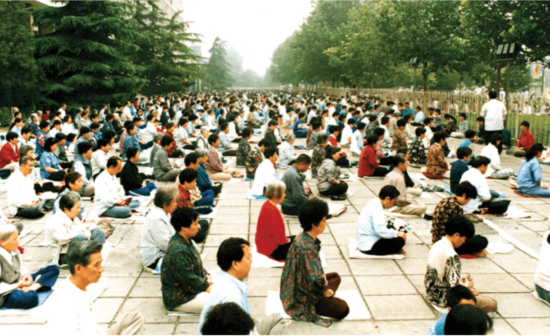 Deux milles pratiquants en train de méditer à Pékin en 1998.