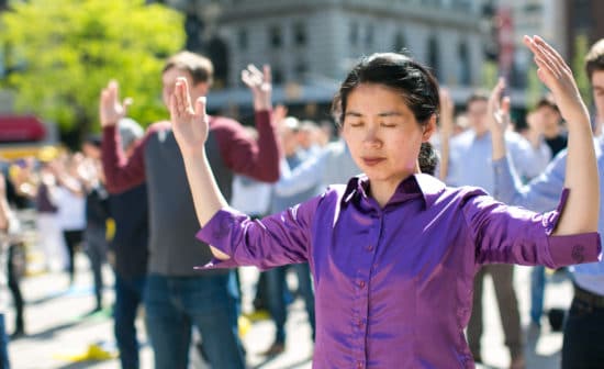 une femme pratiquant le Falun Gong