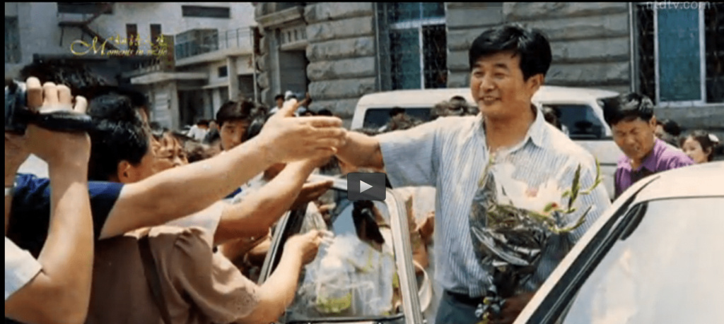Li Hongzhi accueilli par des pratiquants de Falun Gong à Dalian en juillet 1994
