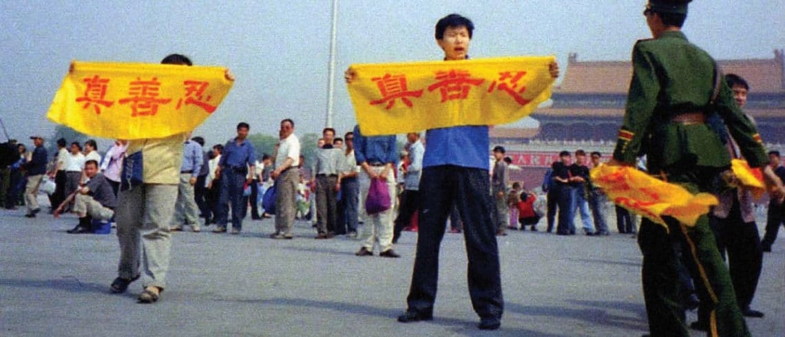 Chinois brandissant des bannières place Tian'anmen