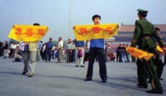 Chinois brandissant des bannières place Tian'anmen