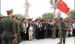 Des pratiquants de Falun Gong en famille, encadrés par des policiers non armés, lors de l'événement de Zhong Nan Hai le 25 avril 1999.