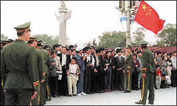 Des pratiquants de Falun Gong en famille, encadrés par des policiers non armés, lors de l'événement de Zhong Nan Hai le 25 avril 1999.