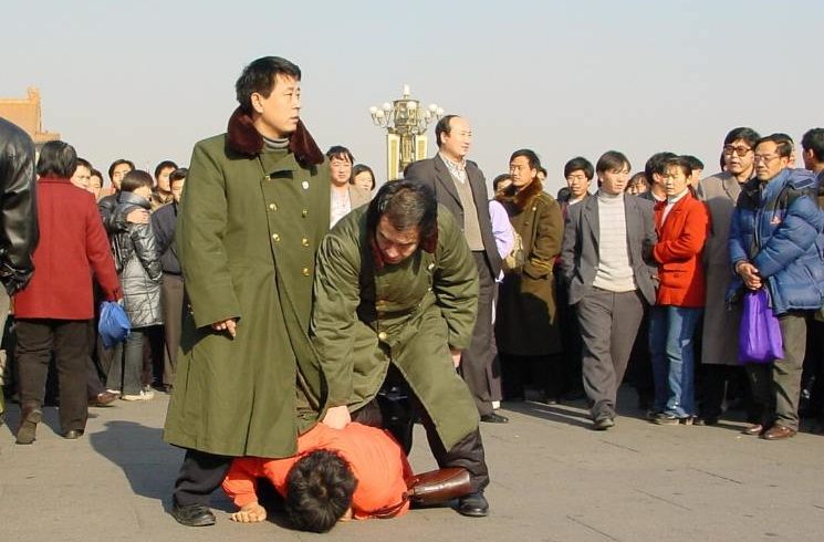 Un pratiquant de Falun Gong battu sur la place Tiananmen à Pékin le 7 janvier 2001.