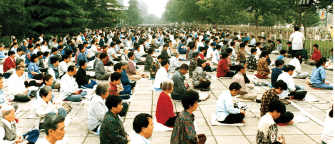 Deux milles pratiquants en train de méditer à Pékin en 1998.