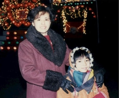 Mme Wang et sa fille Amy avant le début de la persécution en 1999