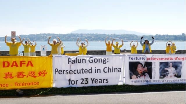 Le 14 juillet 2022, des pratiquants de Falun Gong de Suisse romande ont organisé une commémoration au bord du lac Léman, face au Palais Wilson où se trouve le Bureau du Haut-Commissariat des Nations Unies aux droits de l'homme. (Photo : Wen Simin/Sound of Hope)