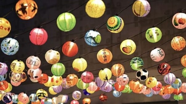 La fête de la Lune est souvent l’occasion de célébrations en famille, et les habitants des villes comme des campagnes décorent leurs maisons de lanternes colorées (Photo: Tai O Lantern Festival à Hong Kong).
