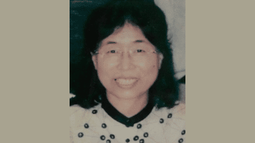 Mme Ma Qin, ancienne professeure des écoles âgée de 53 ans est détenue dans le centre de détention numéro 2 de la ville de Qingdao depuis le 28 mars 2021 pour sa pratique du Falun Gong. 

