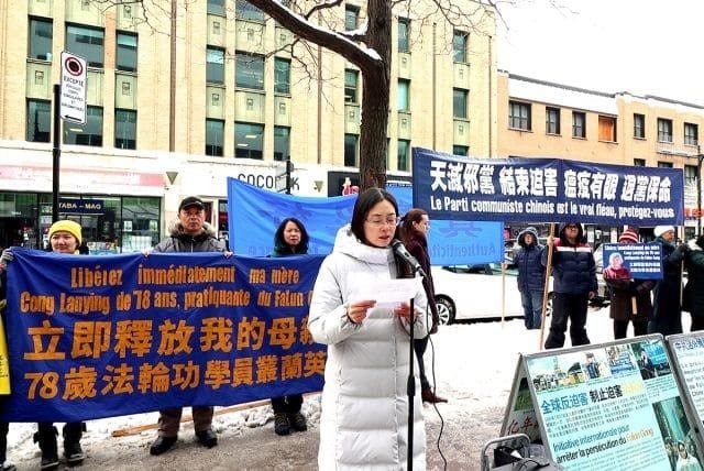 La fille de Mme Laiying Cong, Xinmao Cong, prononçant un discours lors d'un rassemblement devant le consulat chinois de Montréal
