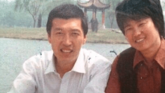 M. Bian Lichao (à gauche) et son épouse (décédée) Zhou Xiuzhen (à droite) étaient tous deux enseignants de collège dans la province du Hebei
