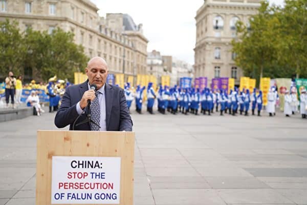 M. Harold King, représentant français de DAFOH, prend la parole - cédit photo Zhang Le-Epoch Times