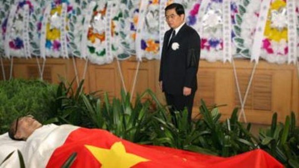 Hu Jintao,  l’ancien secrétaire général du PCC, aux funérailles de l'évêque Michael Fu Tieshan (1931-2007). Source: Weibo