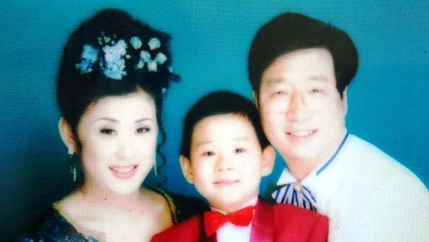 Photo de famille de M. Pang (à droite) avec son épouse et leur fils