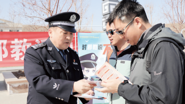La police du comté de Fukang, au Xinjiang, sollicite des signatures pour la pétition anti-Falun Gong. Des dizaines de millions de personnes ont été trompées par cette campagne, visant à endoctriner les étudiants chinois et les citoyens des zones rurales. Photographie : People's Daily