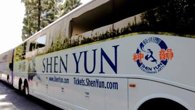 Depuis plus de 15 ans, Shen Yun est la cible de tentatives d'intimidation de la part du régime chinois et de ses relais, qui ont notamment crevé les pneus des bus à l’occasion d’une tournée de la compagnie. Un autre incident s'est produit le 16 mars à Costa Mesa, en Californie, parmi une série de menaces d’attentats à la bombe. (The Epoch Times)
