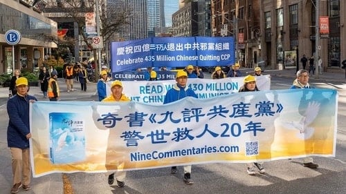 Des pratiquants de Falun Gong à Toronto, Canada, et des chinois ayant rejoint le mouvement "Quitter le PCC" se sont rassemblés à Queen's Park pour célébrer le 20e anniversaire de la publication des Neuf Commentaires, le 2 novembre 2024. (Source : Minghui.org)