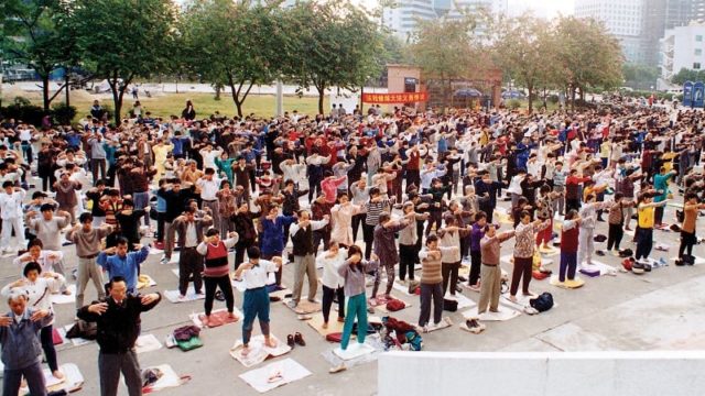 1998, exercices matinaux de Falun Gong dans un parc de Pékin