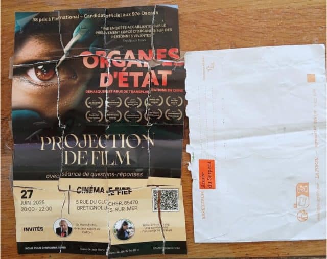 Dix jours avant la projection, un bénévole du cinéma reçoit cette enveloppe anonyme.