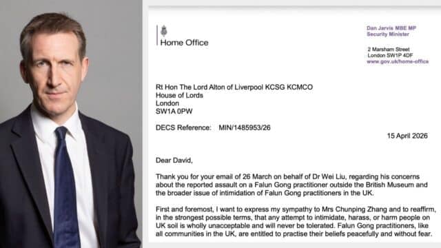 Le ministre britannique de la Sécurité, Dan Jarvis, et sa lettre adressée à Lord Alton de Liverpool (David Alton) concernant l'agression
(Source de la photo : gouvernement du Royaume-Uni ; source de la lettre : Association britannique de Falun Dafa)