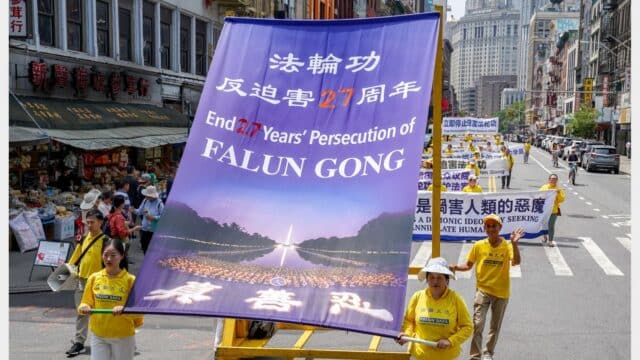 Des pratiquants de Falun Gong défilent dans le quartier chinois de Manhattan, à New York, le 19 juillet 2026. (Jingyi Zhang/Epoch Times).