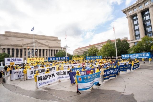 Washington, le 24 septembre 2026 : pendant la visite d’État du dirigeant chinois Xi Jinping, les pratiquants de Falun Gong se rassemblent sur l’esplanade du mémorial de la marine américaine pour appeler à mettre fin à la persécution menée par le Parti communiste chinois. (Photo : Samira Bouaou/The Epoch Times)